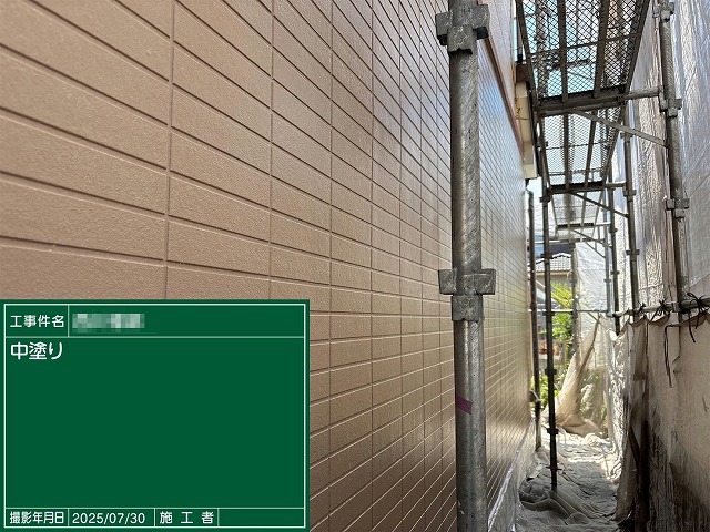 中塗りが完了したタイル調サイディング外壁の全景