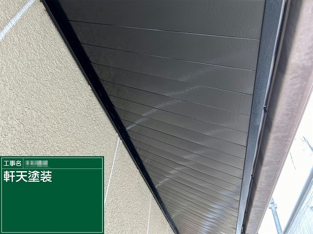 金属製軒天塗装工事の仕上げ用塗料を用いた中塗りが完了