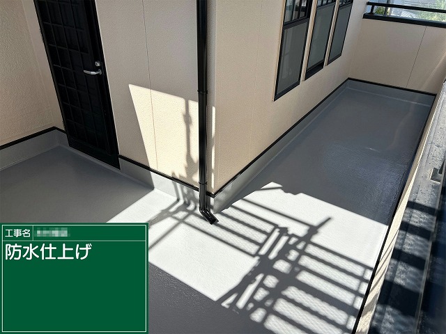 ベランダ防水塗装工程の防水材の2回の重ね塗りが完了