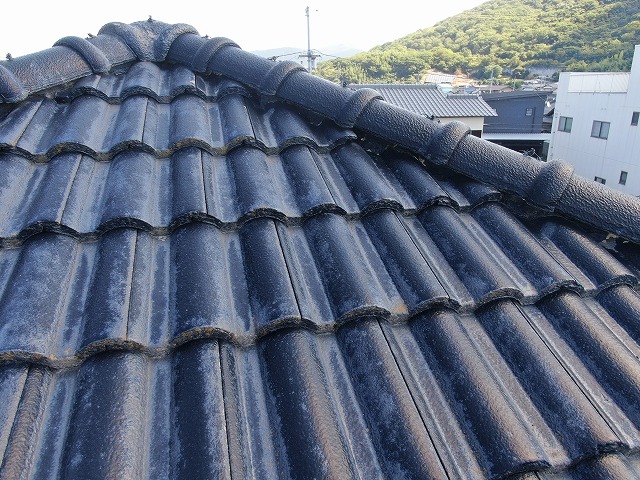 無料点検で棟漆喰の欠けを確認