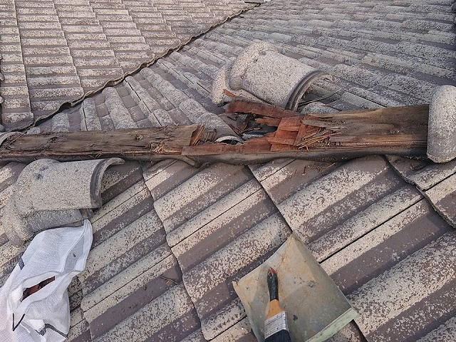 住宅屋根の無料点検で棟瓦の下地の劣化を確認