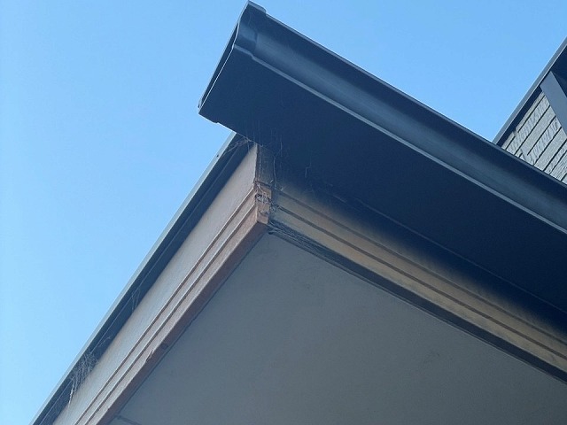 住宅外壁調査で雨樋や鼻隠しの経年劣化を確認
