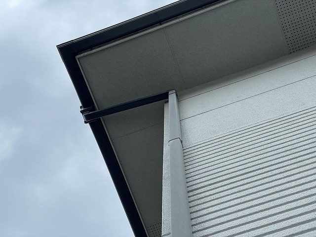 住宅外壁無料点検で雨樋の色あせを確認