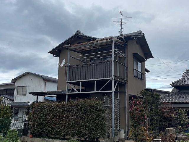 ベランダの塩ビ波板とポリカーボネート波板との張り替えを行う住宅の外観