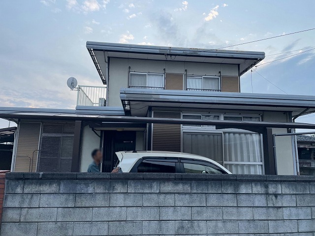 外壁塗装工事を行う住宅で行った現場調査時の様子