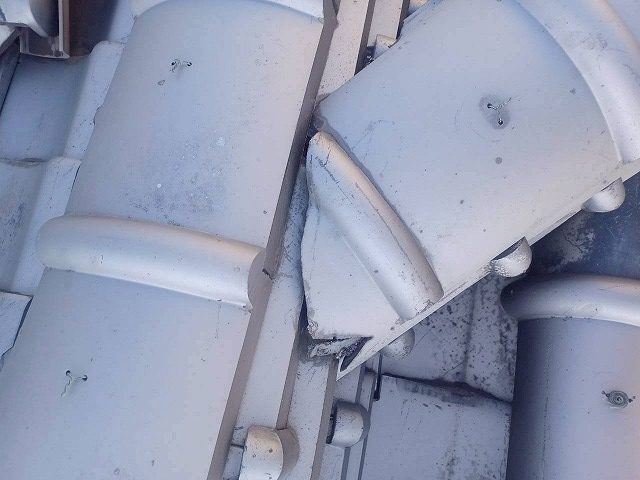 棟瓦の取り合い部の漆喰が劣化で剥がれ落ちている様子
