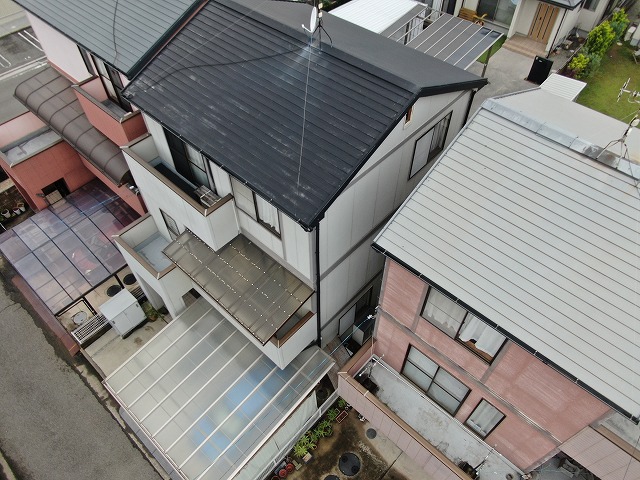 現場調査で妻換気の破損と雨漏りリスクが確認された住宅の外観全景