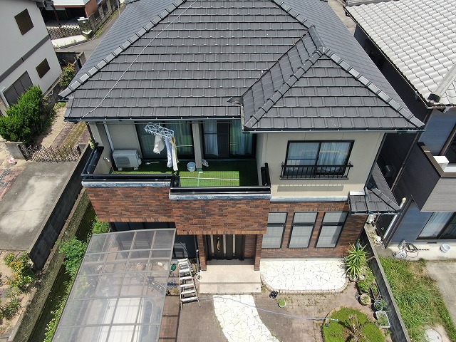 幕板周囲の劣化による隙間が広がって雨漏りが生じていた住宅全景