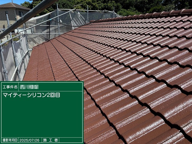 マイティーシリコンによる重ね塗りが完了したモニエル瓦屋根の全景