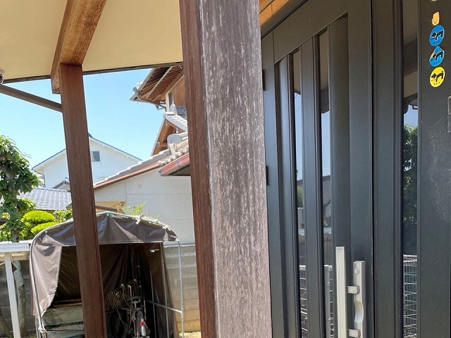 外壁無料点検で玄関ポーチ柱の塗膜剥がれどを確認