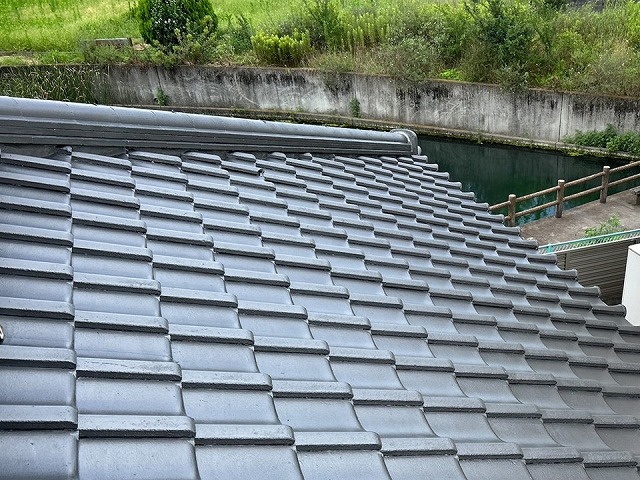 セメント瓦塗装工事の「Sun瓦Sトップ」を用いた3回塗りが完了