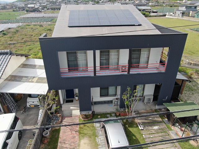 コーキング打ち替えや外壁塗装工事を行う住宅の外観