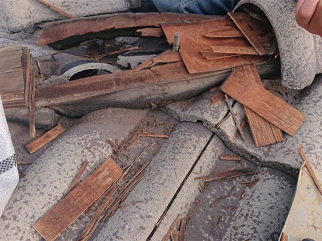 住宅屋根の無料点検で棟瓦の木下地の腐れを確認
