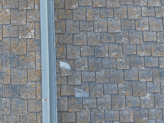 住宅の現場調査で棟板金のサビを確認