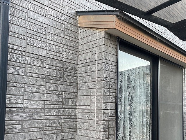 住宅外壁調査で庇や破風板の劣化を確認