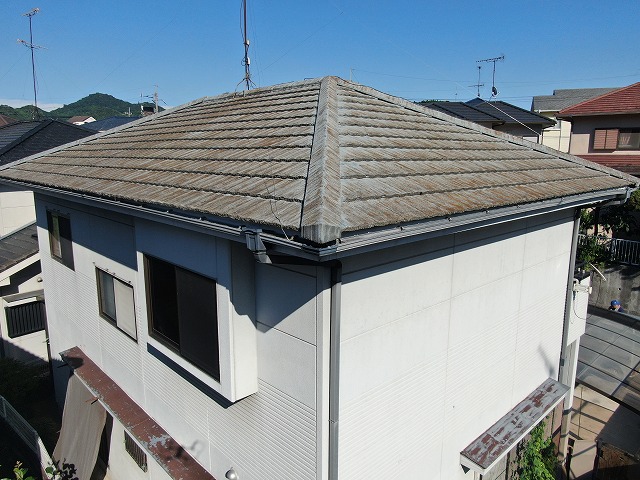 モニエル瓦屋根塗装を行う住宅の点検状況