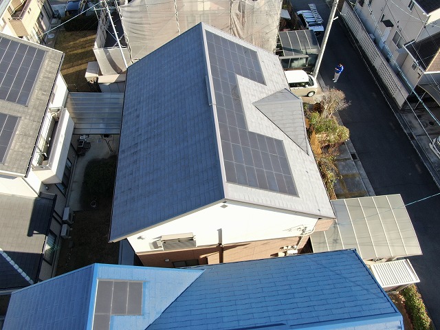スレート屋根塗装工事を行う住宅の外観