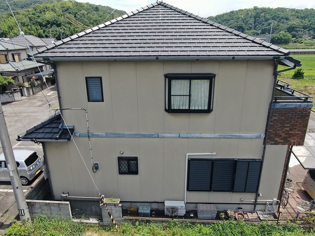 幕板の劣化と外壁取り合い部の隙間が軒天雨漏りの原因と判明した住宅