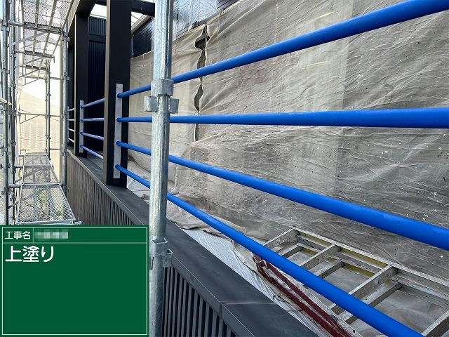 外壁塗装工事のベランダ手すりへの3回塗り完了状況