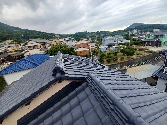 雨漏りの修理や棟瓦の取り直しなどを行う住宅屋根