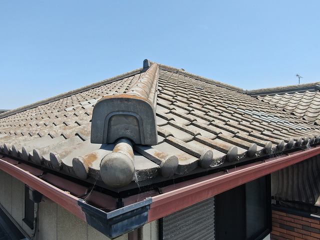 屋根塗装や漆喰詰め直しを行う住宅屋根の点検時の様子