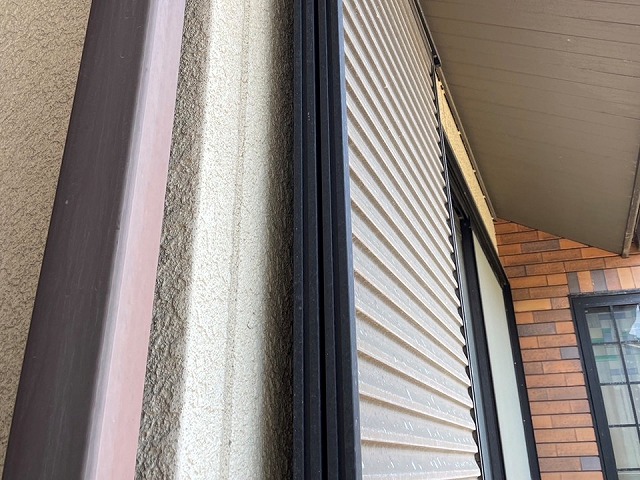 外壁無料点検でシャッターや雨樋の色あせを確認