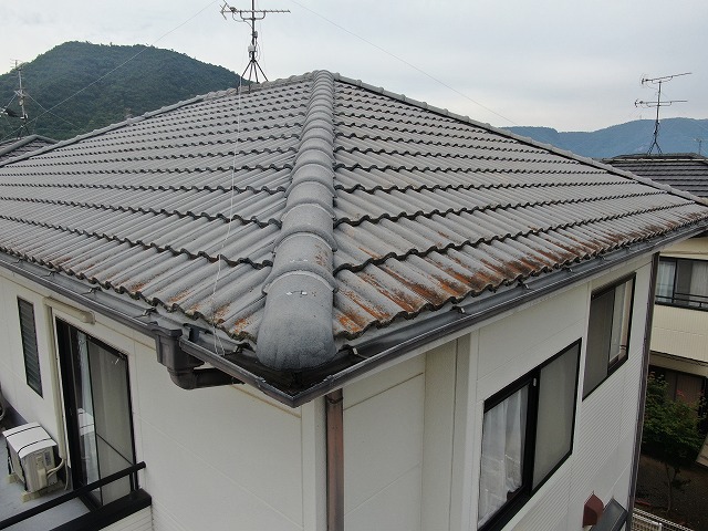 高松市にてモニエル瓦屋根塗装工事、劣化でひび割れた瓦の差し替え補修の様子