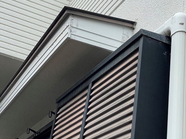 住宅の現場調査で破風板やシャッターの経年劣化を確認