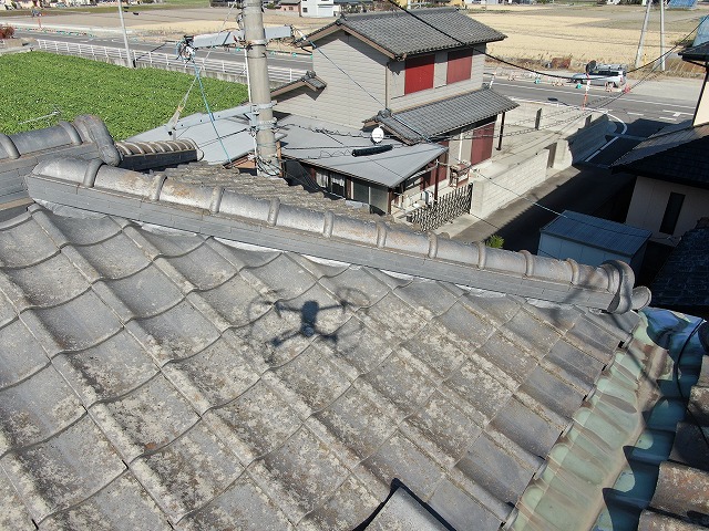 棟部漆喰の劣化を確認した現場調査