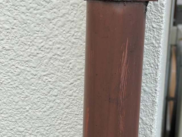 住宅の現場調査で雨樋に色あせや塗膜剥がれを確認
