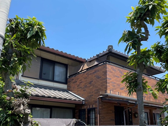 コーキング打ち替えや外壁塗装を行うことになった住宅の外観