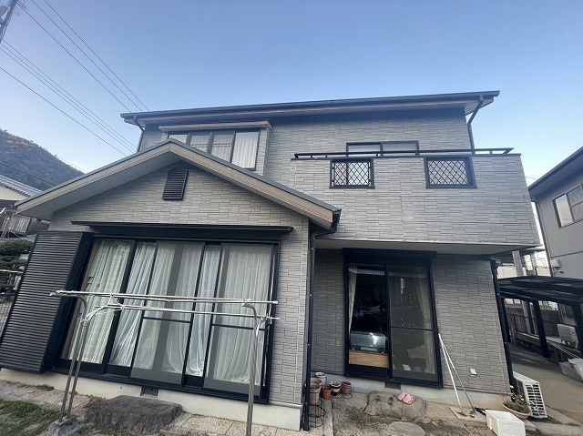 外壁調査の結果に基づきサイディング外壁塗装工事を実施する住宅の外観