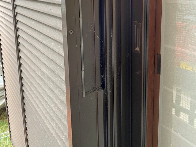 住宅の外壁無料点検でシャッターの色あせを確認