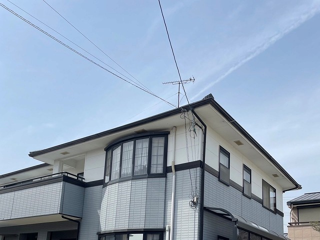 屋根塗装と漆喰詰め直しによるメンテナンスを行う住宅の外観