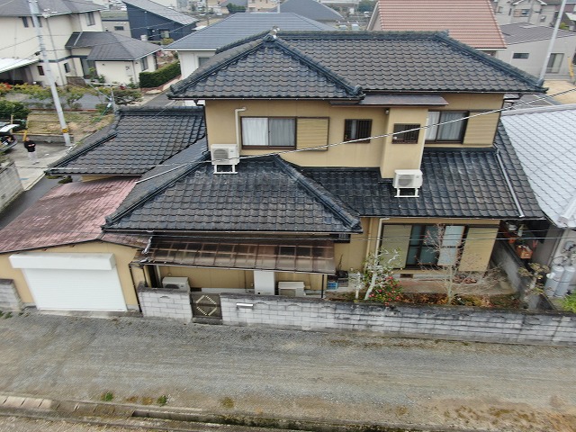 カビ苔の生えた屋根の写真