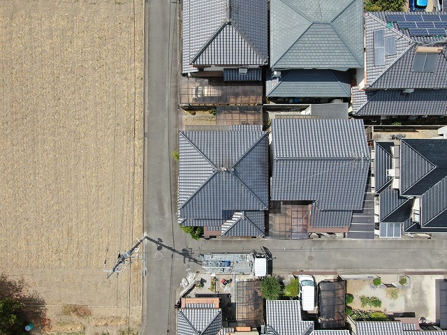 高松市　工事中の現場の近隣の方の屋根を点検！漆喰が傷んでいる！