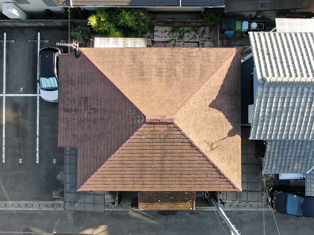 高松市でドローン点検！コロニアル屋根の浮きと棟板金の錆びを発見！