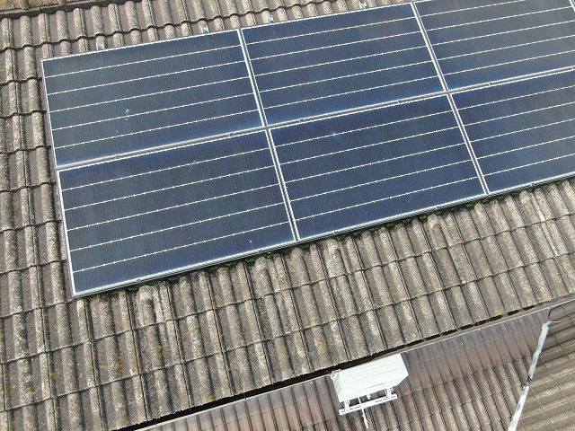 さぬき市　太陽光パネルが設置された屋根