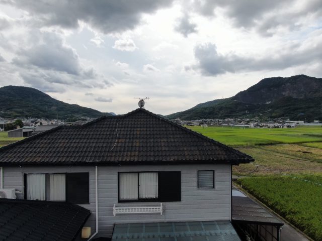 善通寺市にて「そろそろメンテナンスを」色褪せした乾式コンクリート瓦の屋根調査