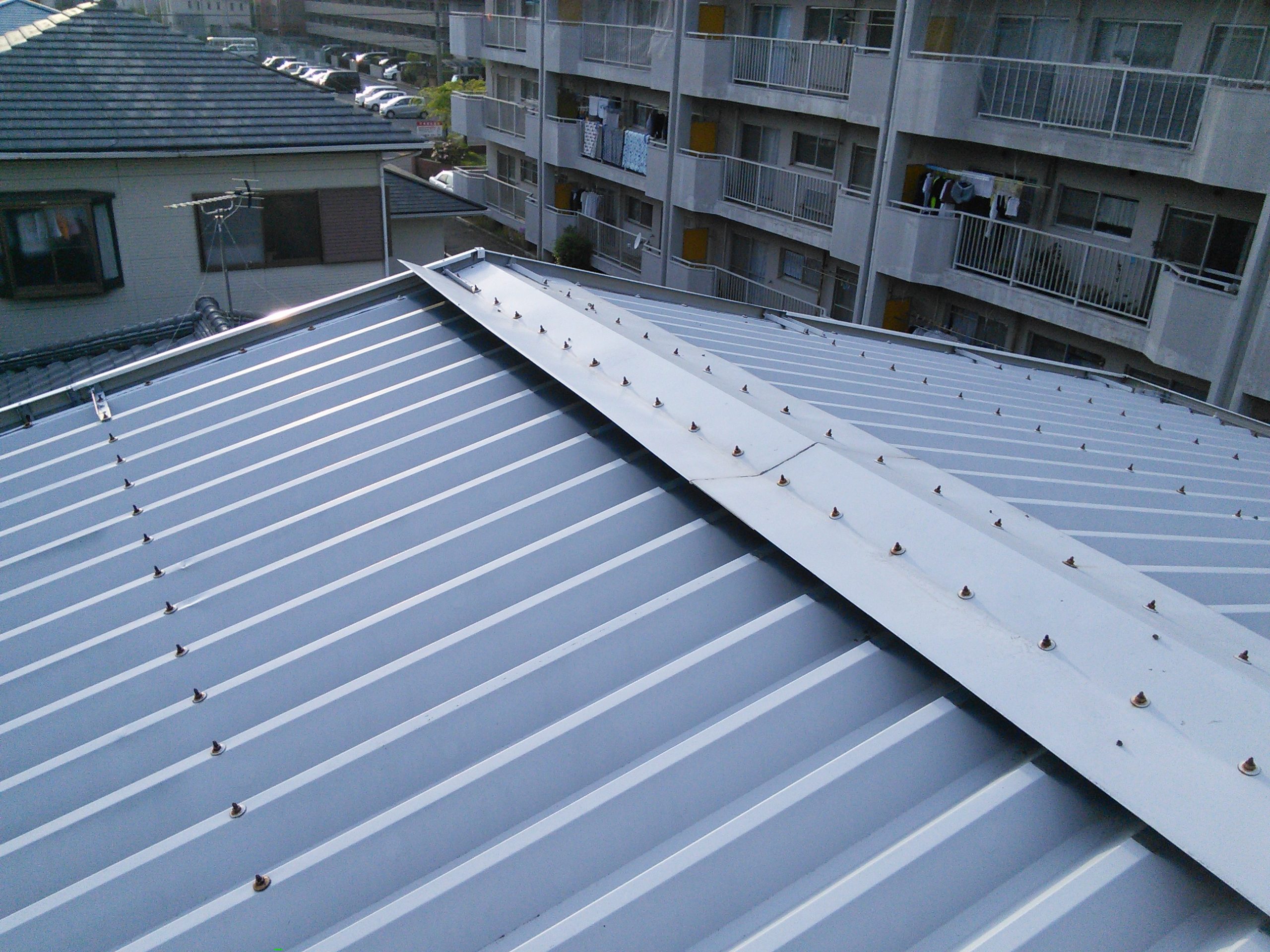 高松市での棟板金の交換工事を行いました。切妻折半屋根