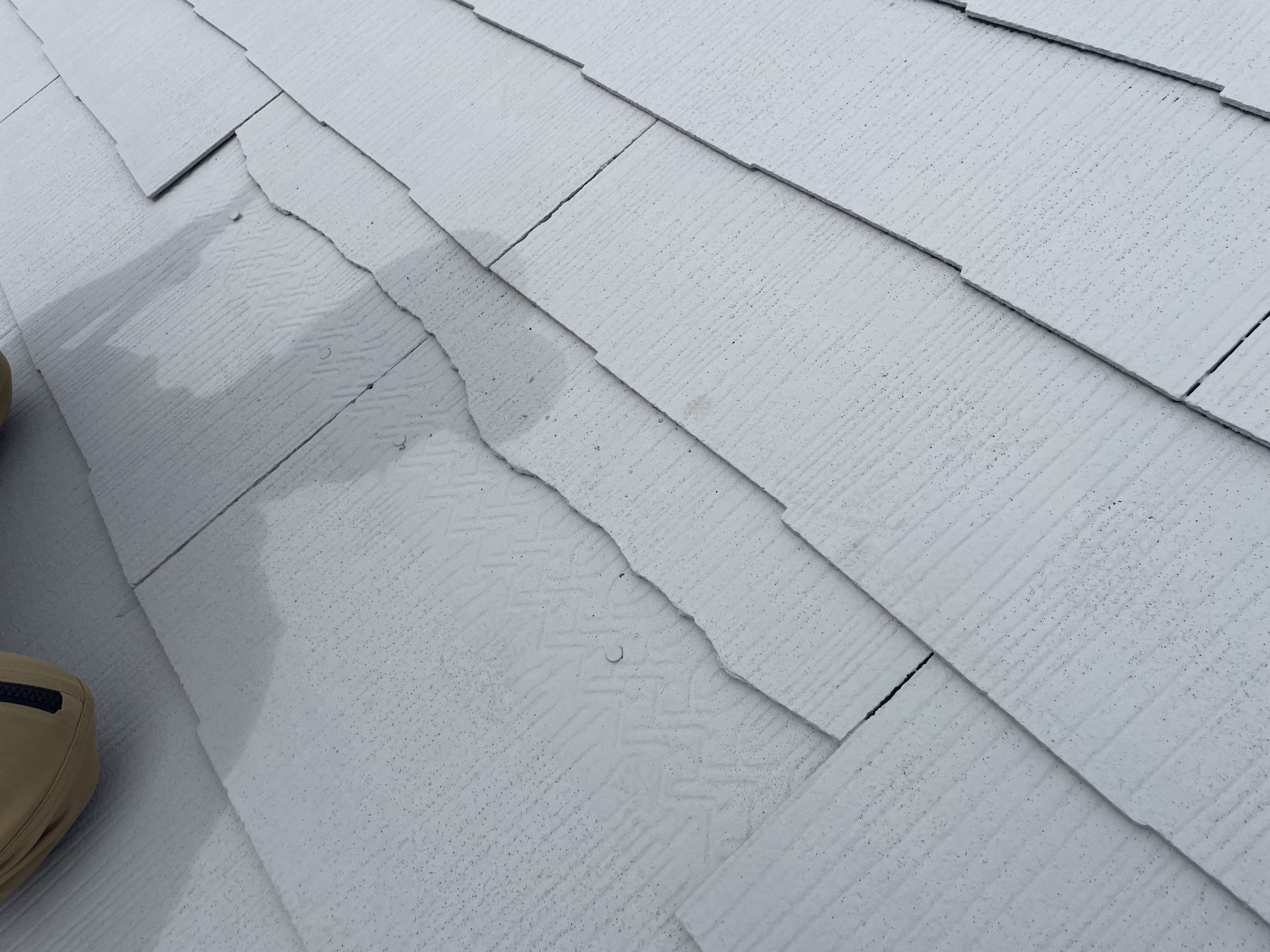 丸亀市のアパートでスレート屋根破損のため屋根工事を行いました。