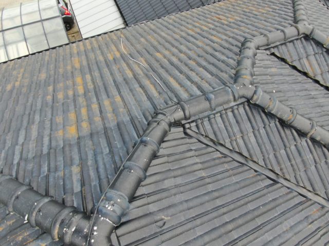 善通寺市の老朽化したモニエル瓦屋根