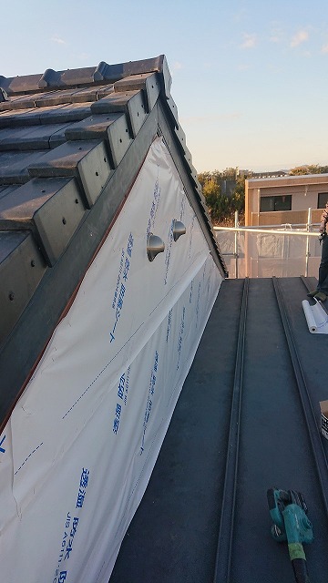 丸亀市　屋根の軒天部分を塞ぐ