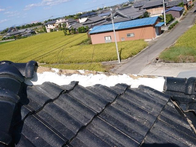 善通寺市の棟漆喰詰め直し中