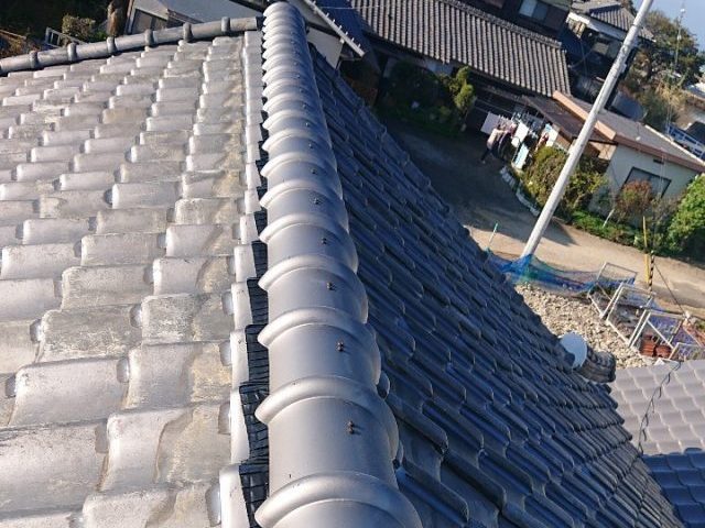 多度津町にて入母屋屋根の七寸丸本棟交換工事｜雨漏りを確実に解消
