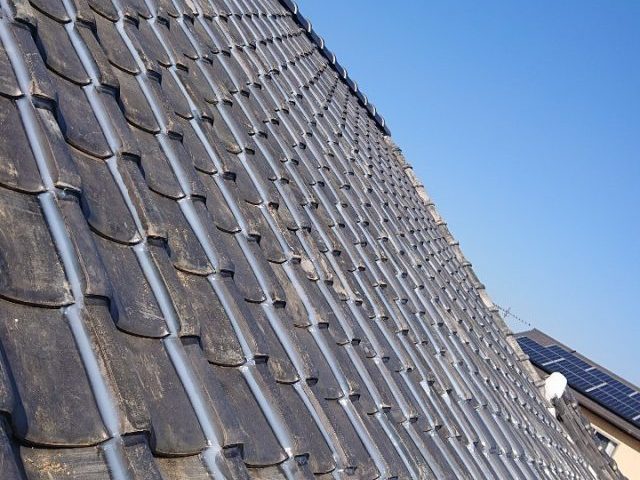 多度津町の地瓦のズレをラバー工法で解消