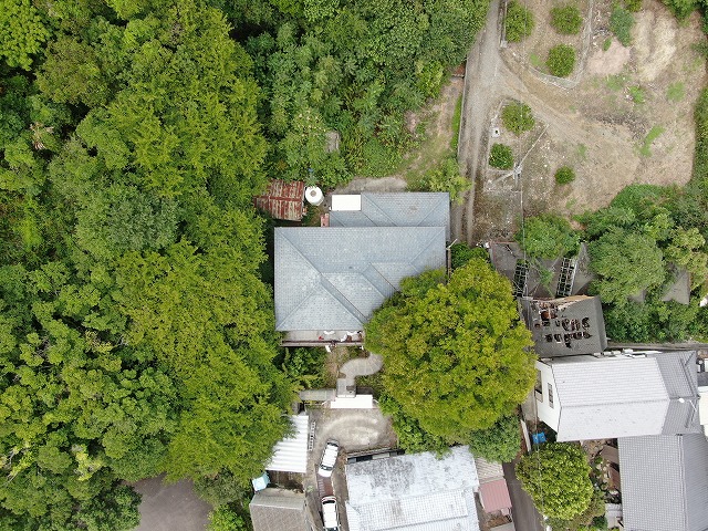 高松市で雨漏り発生！ドローン点検で判明した谷板金の詰まりと瓦割れの原因とは