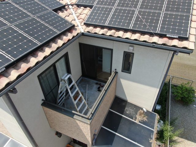 高松市で鳩の巣ができてフンが落ちている屋根