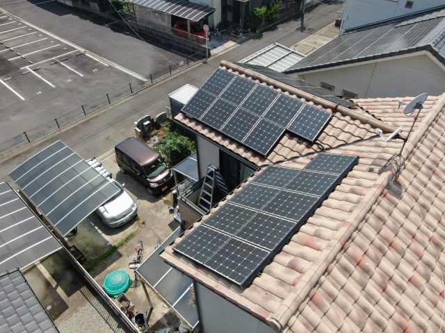 高松市で太陽光パネル下に鳩被害を受けた屋根