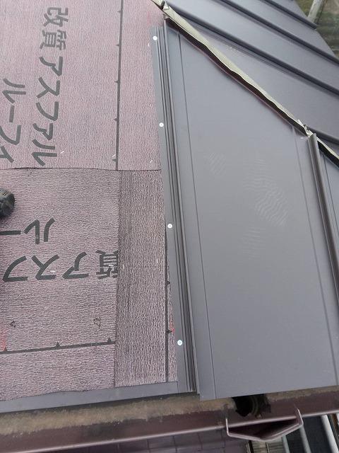 丸亀市　ガルバリウムをビスで固定